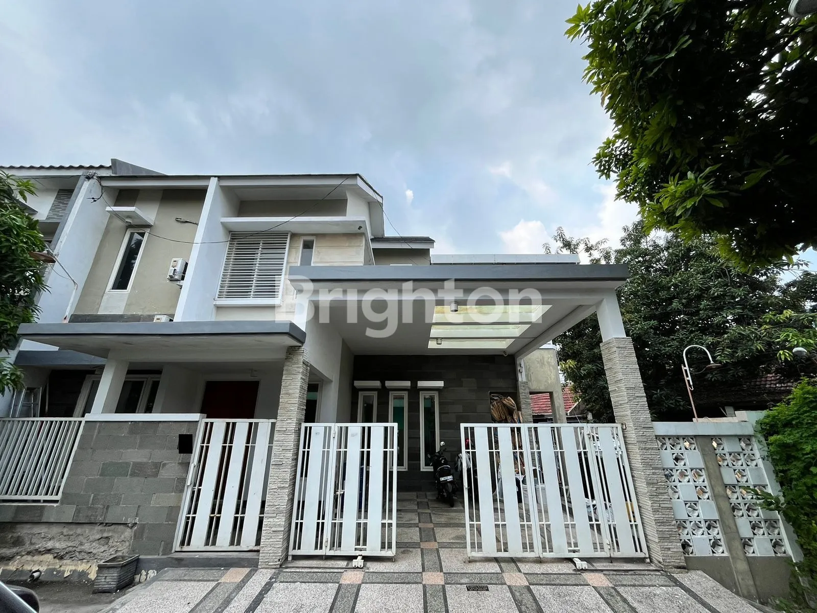 Jual Rumah di JL ENGGANO BARAT Manyar Gresik Jawa Timur - RUMAH GRESIK 2 LANTAI - 1 MENIT DEKAT HOTEL ASTON & UNIVERSITAS MUHAMMADIYAH GRESIK - ASA INDONESIA 085235111122 - BRIGHTON REAL ESTATE
